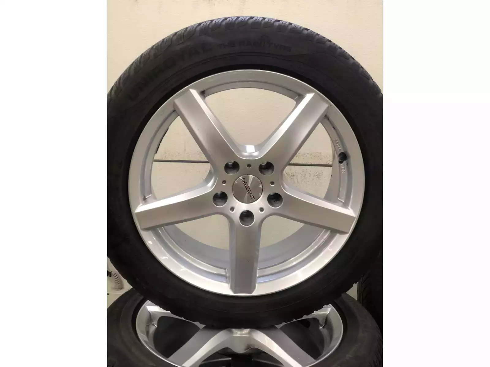 Jantes alu + Pneus hiver 17 225/50 R17 98H - Photo 1