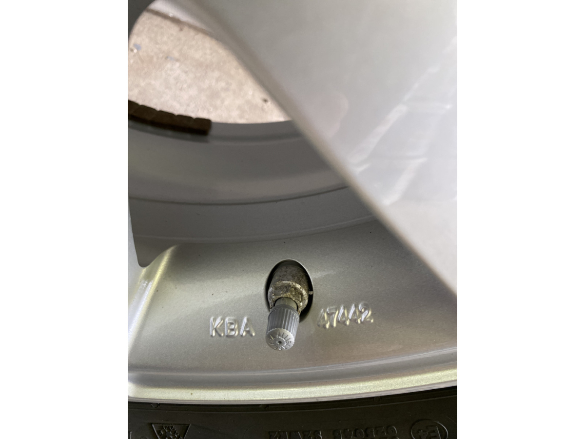 Jantes alu + Pneus hiver 16 205/60 R16 92H - Photo 1