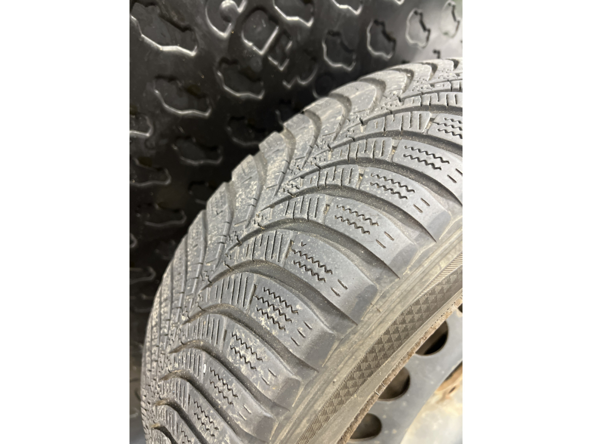 Jantes acier + Pneus hiver 15 175/60 R15 81H - Photo 1