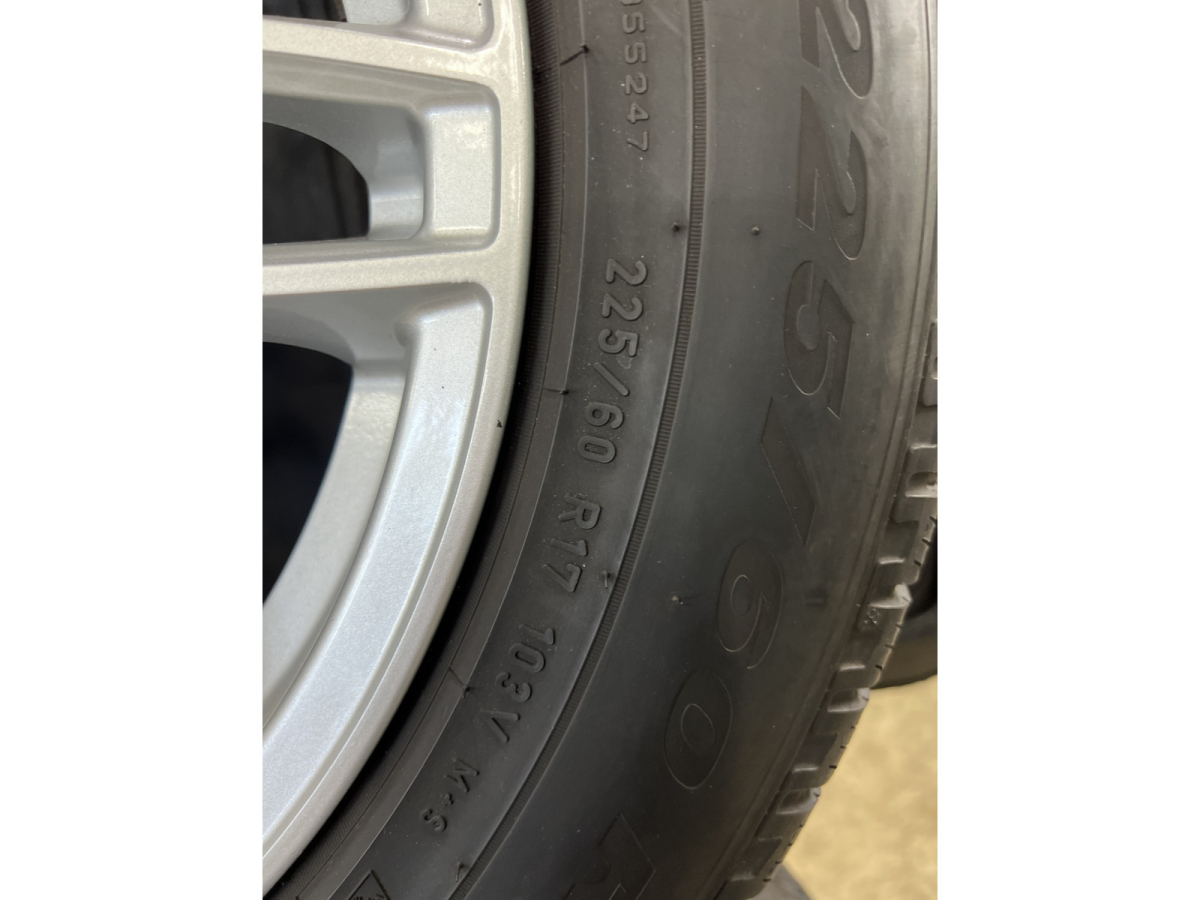 Jantes alu + Pneus hiver 17 225/60 R17 103V - Photo 1