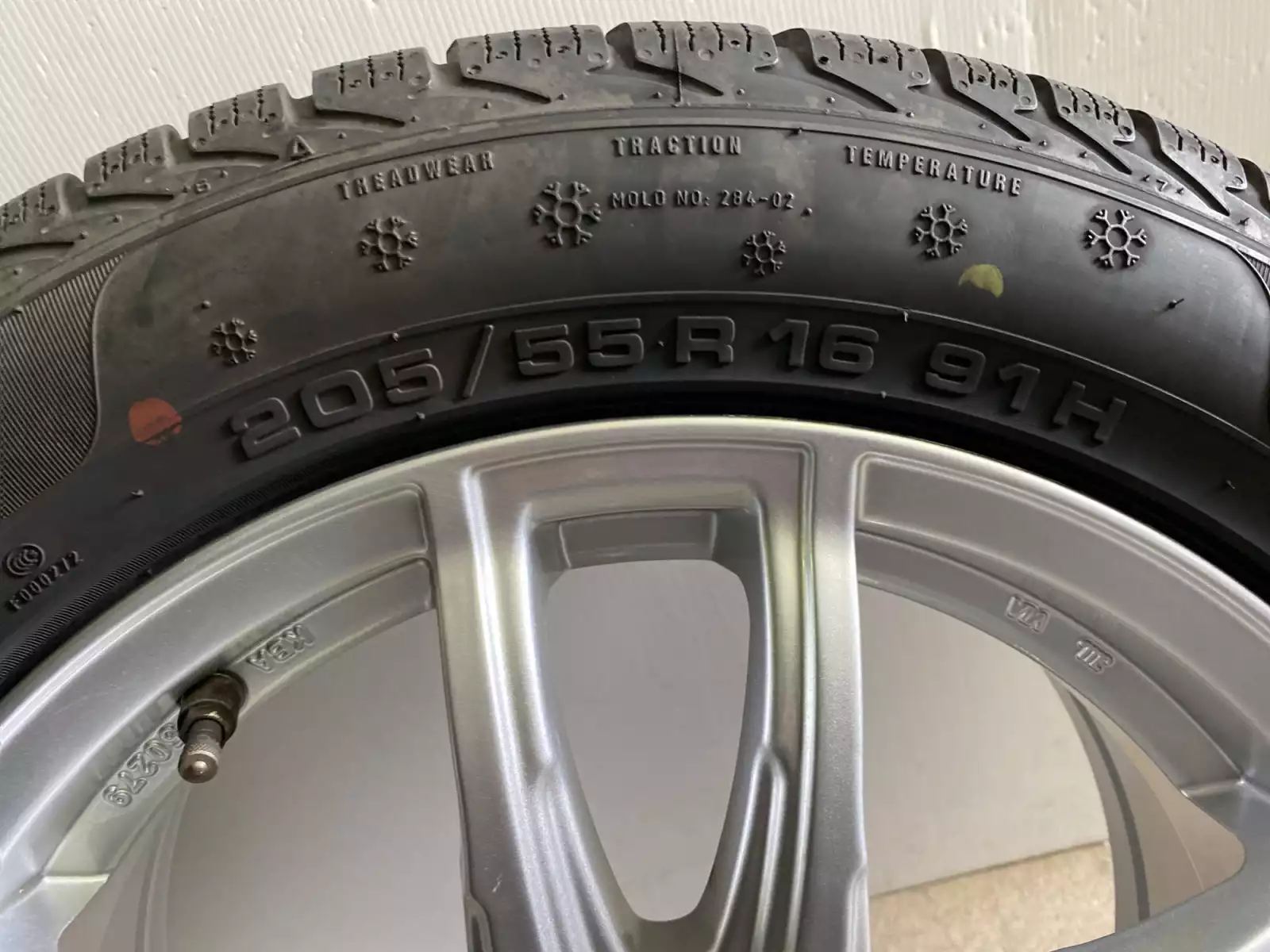 Jantes alu + Pneus hiver 16 205/55 R16 91H - Photo 1