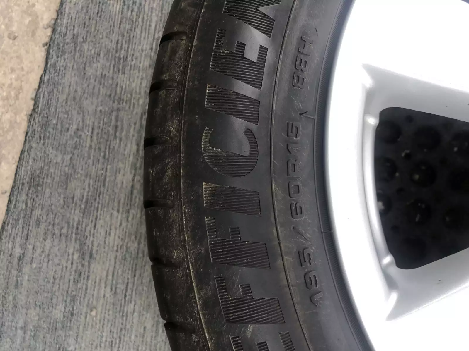 Jantes alu + Pneus hiver 15 195/60 R15 88H - Photo 1