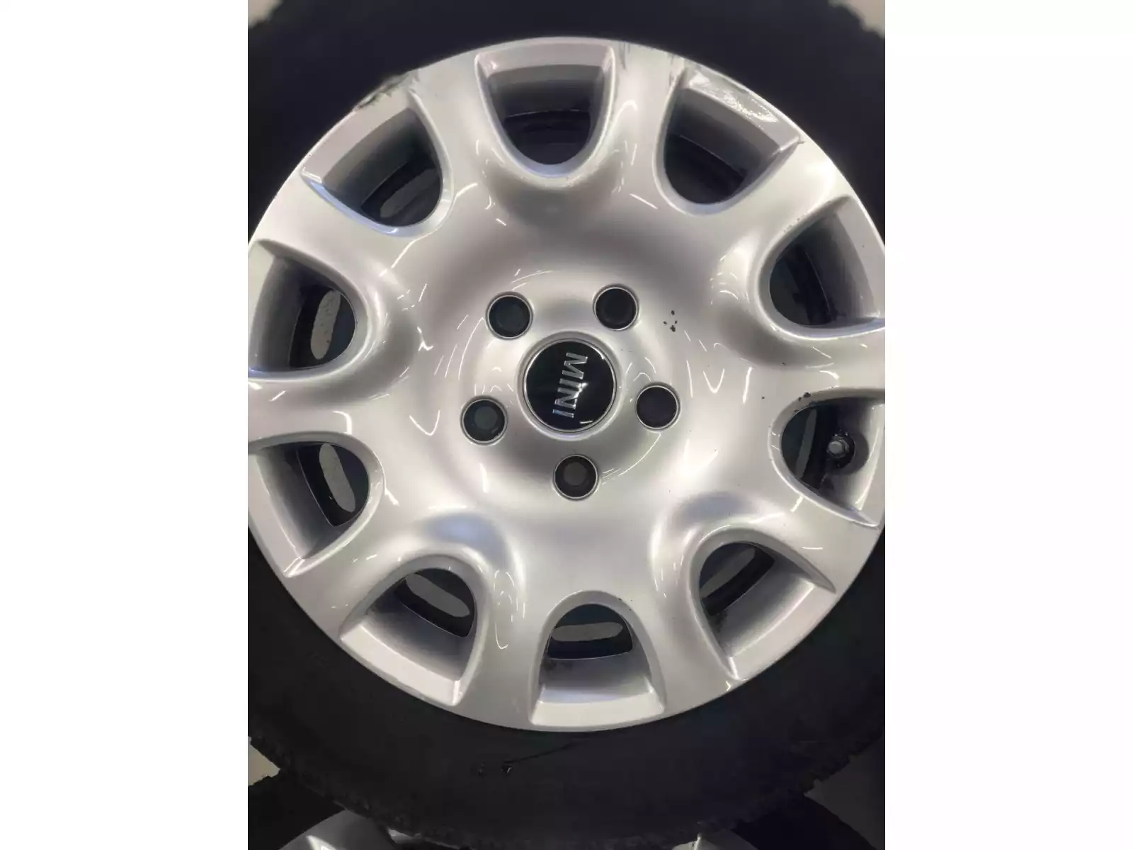 Jantes acier + Pneus hiver 15 175/65 R15 88H - Photo 1