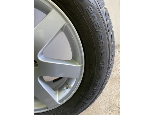 Jantes alu + Pneus hiver 16 205/60 R16 92H - Photo 2
