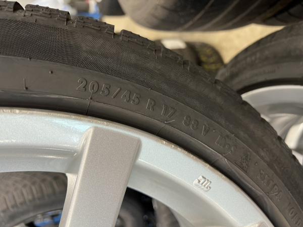 Jantes alu + Pneus hiver 17 205/45 R17 88V - Photo 2