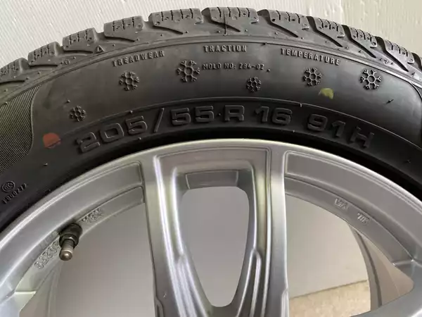 Jantes alu + Pneus hiver 16 205/55 R16 91H - Photo 2