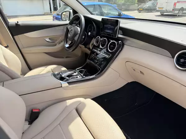 Mercedes-Benz GLC 220 D 4MATIC AUTO - Photo 2