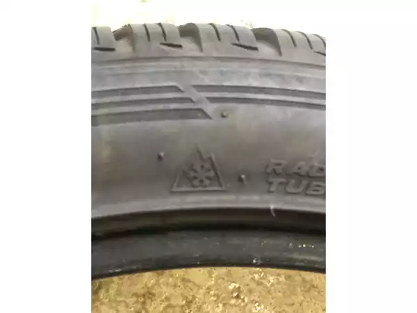 Pneus hiver 18 245/40 R18 97V - Photo 3