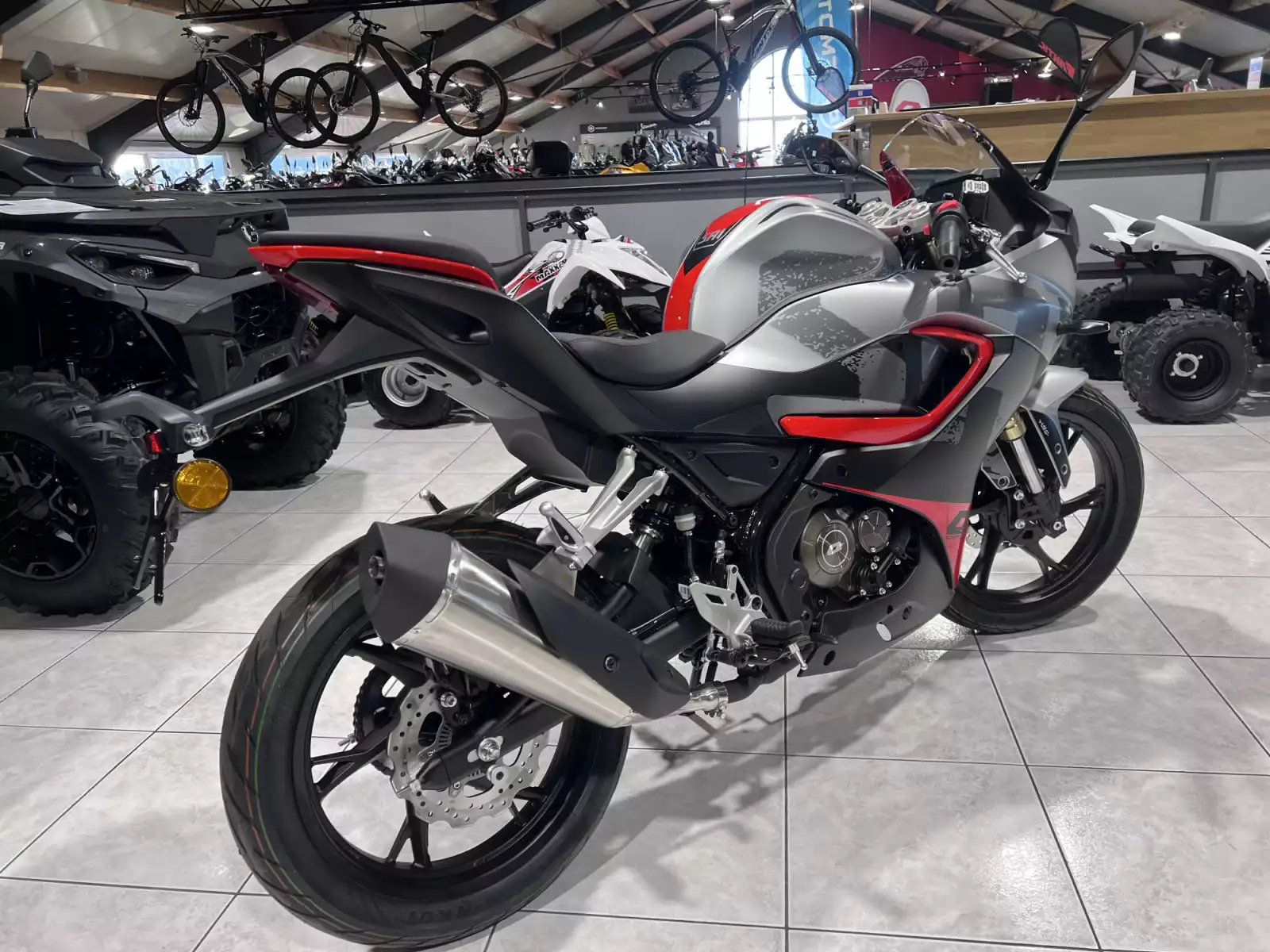 QJ Motor SRK 125 R - Photo 1