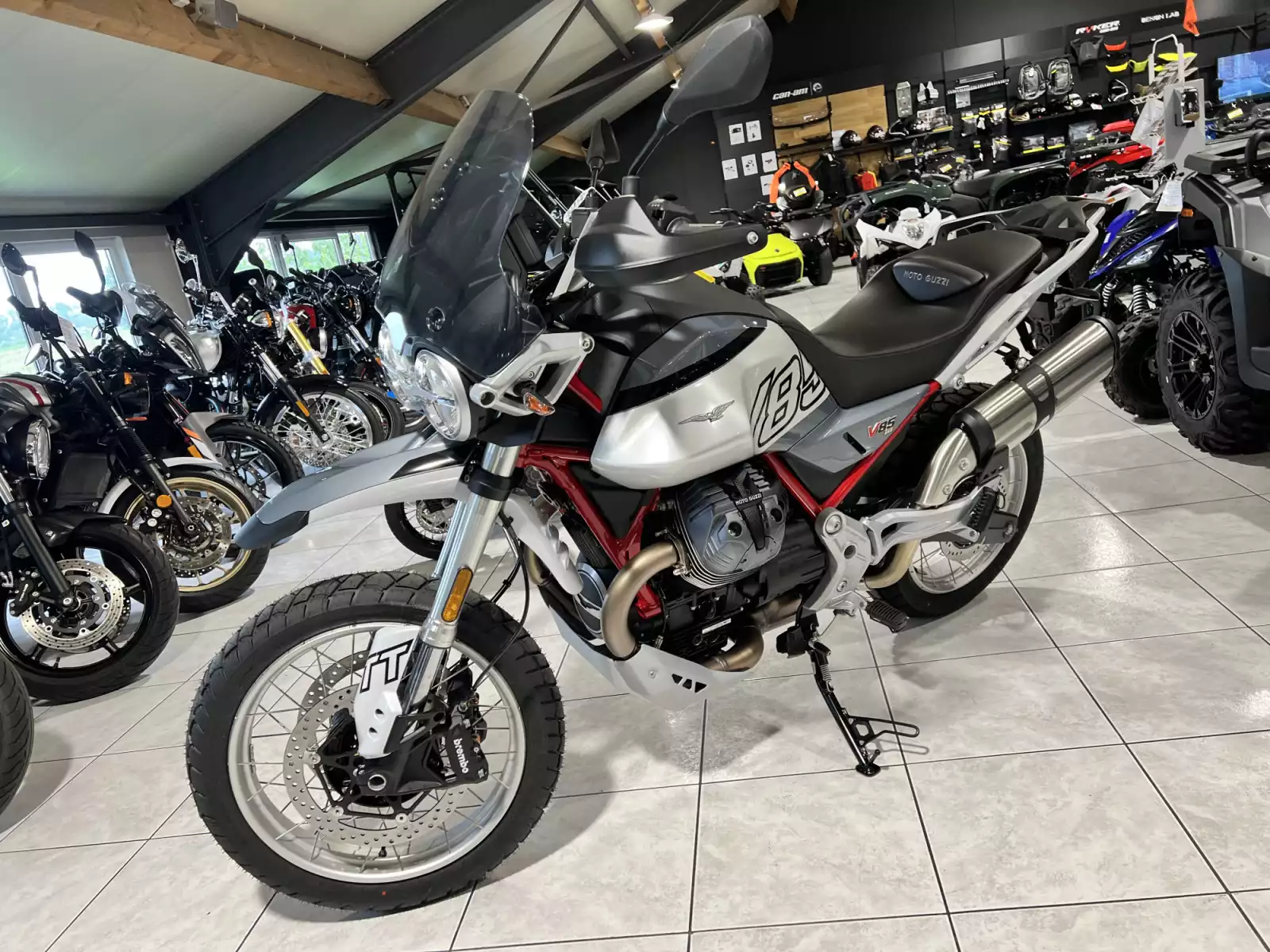 Moto Guzzi V 85 TT - Photo 1
