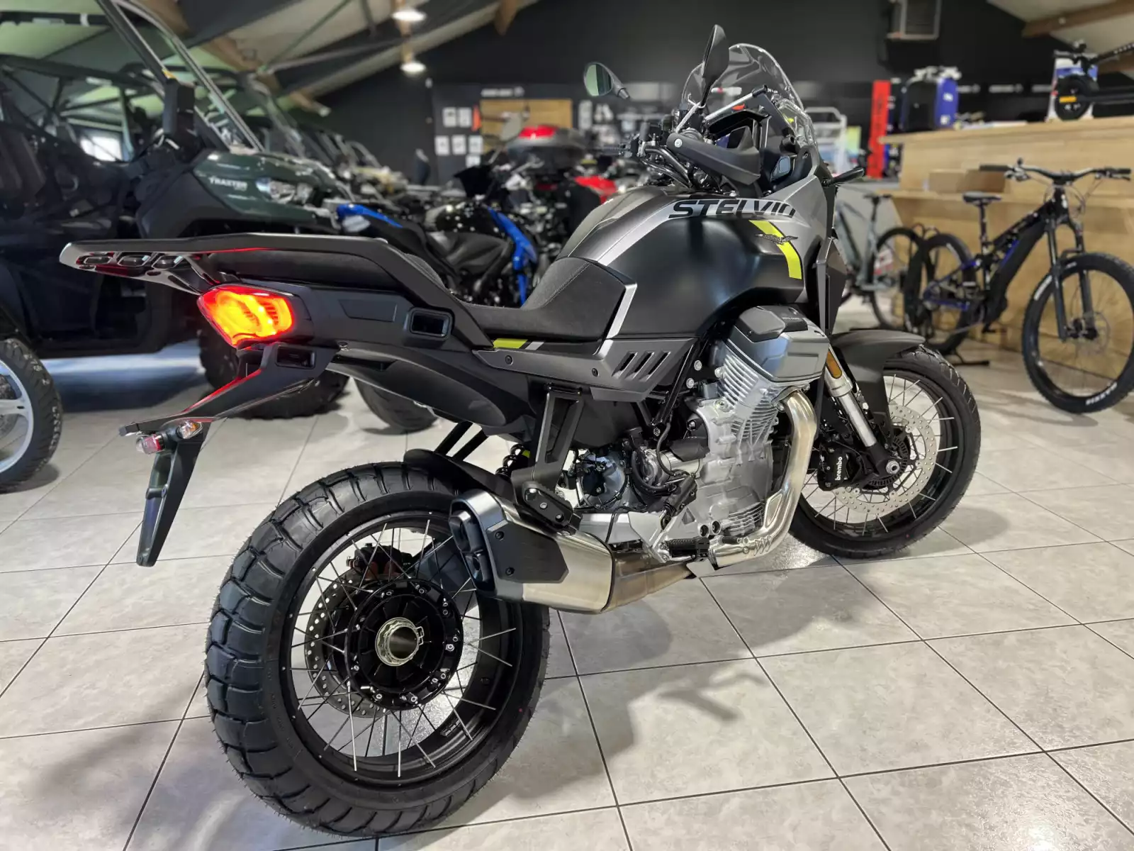 Moto Guzzi Stelvio 1000 - Photo 1