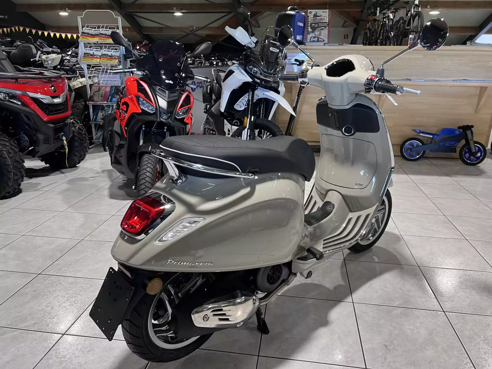 Vespa Primavera 125 - Photo 1