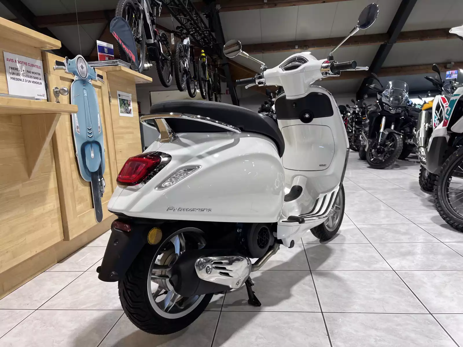 Vespa Primavera 125 BLANC - Photo 1