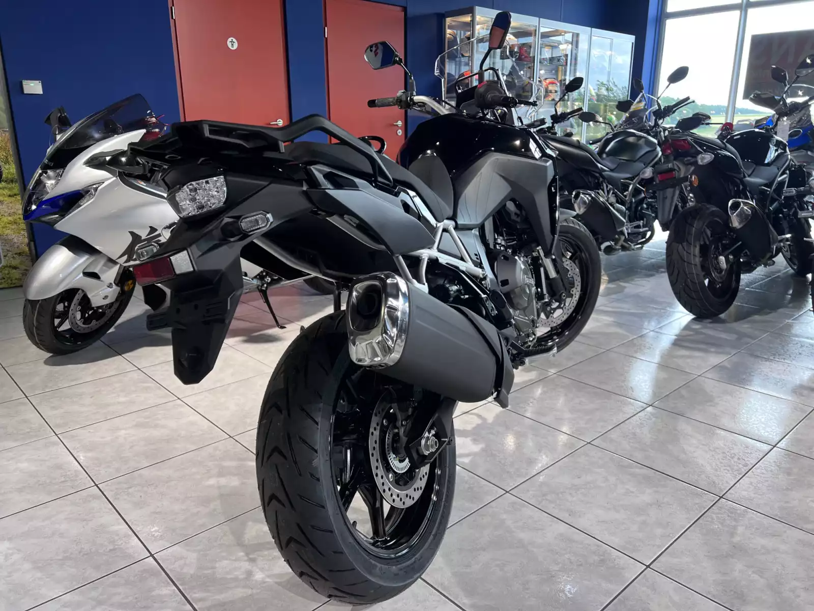 Suzuki V-Strom 800 - Photo 1