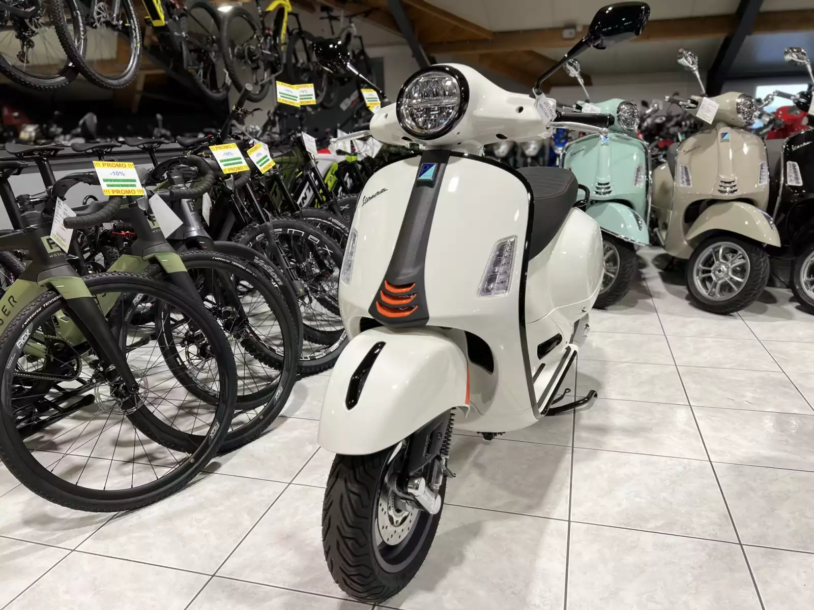 Vespa GTS Super Sport 125 Blanc - Photo 1