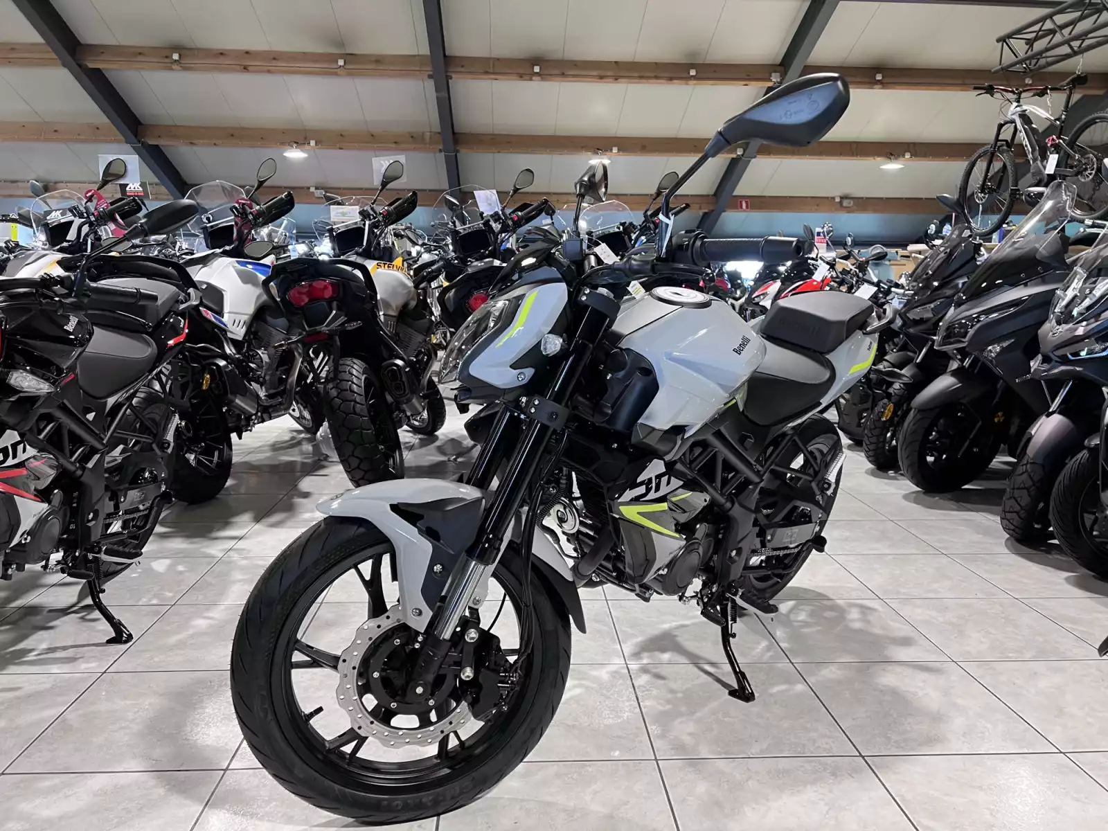 Benelli BN 125 GRIS - Photo 1