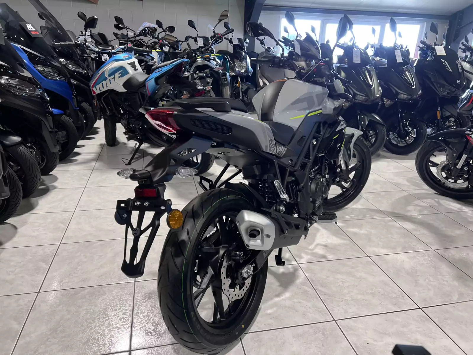 Benelli BN 125 GRIS - Photo 1