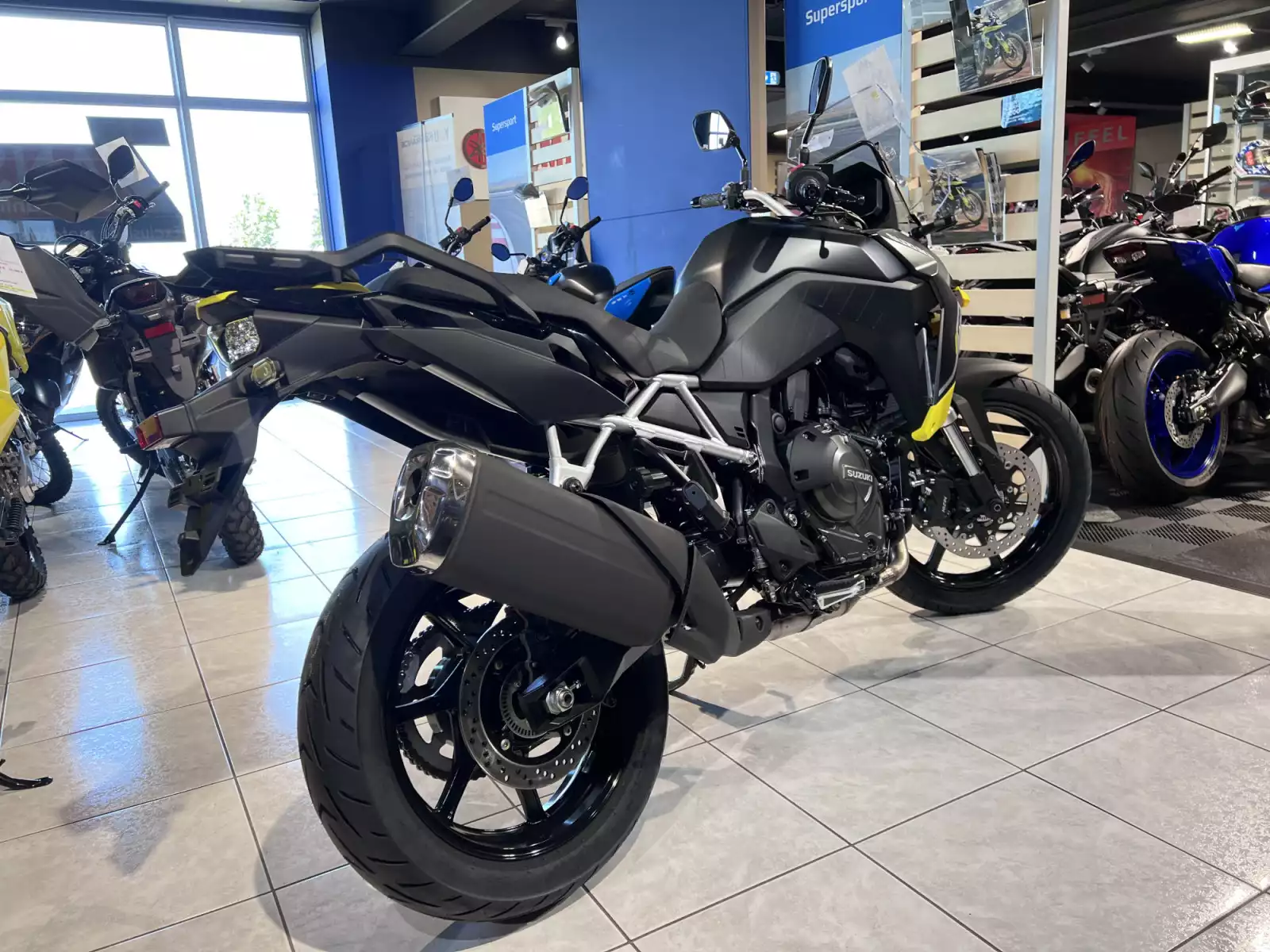 Suzuki V-Strom 800 - Photo 1