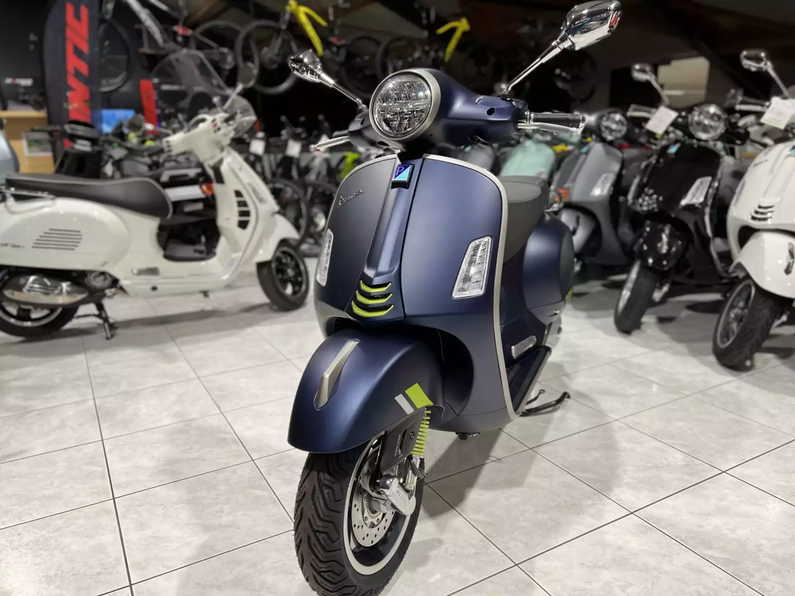 Vespa GTS Super Tech 300 125 Bleu Matt - Photo 1