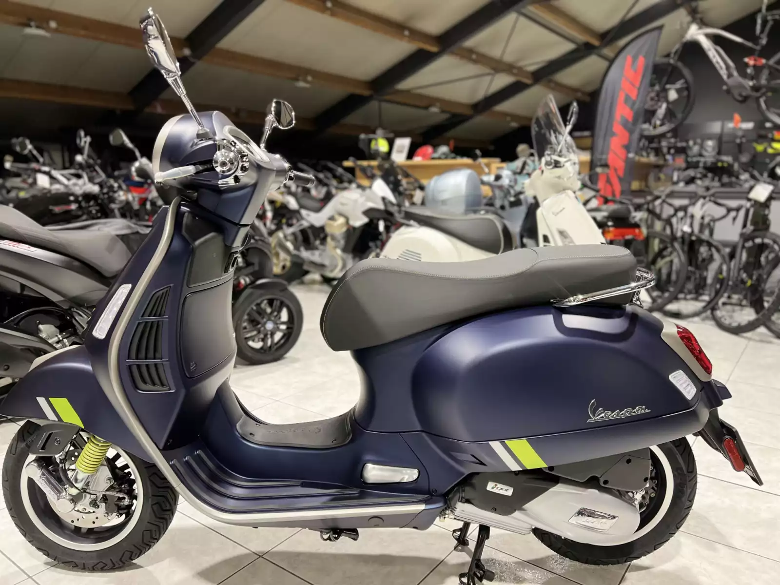 Vespa GTS Super Tech 300 125 Bleu Matt - Photo 1