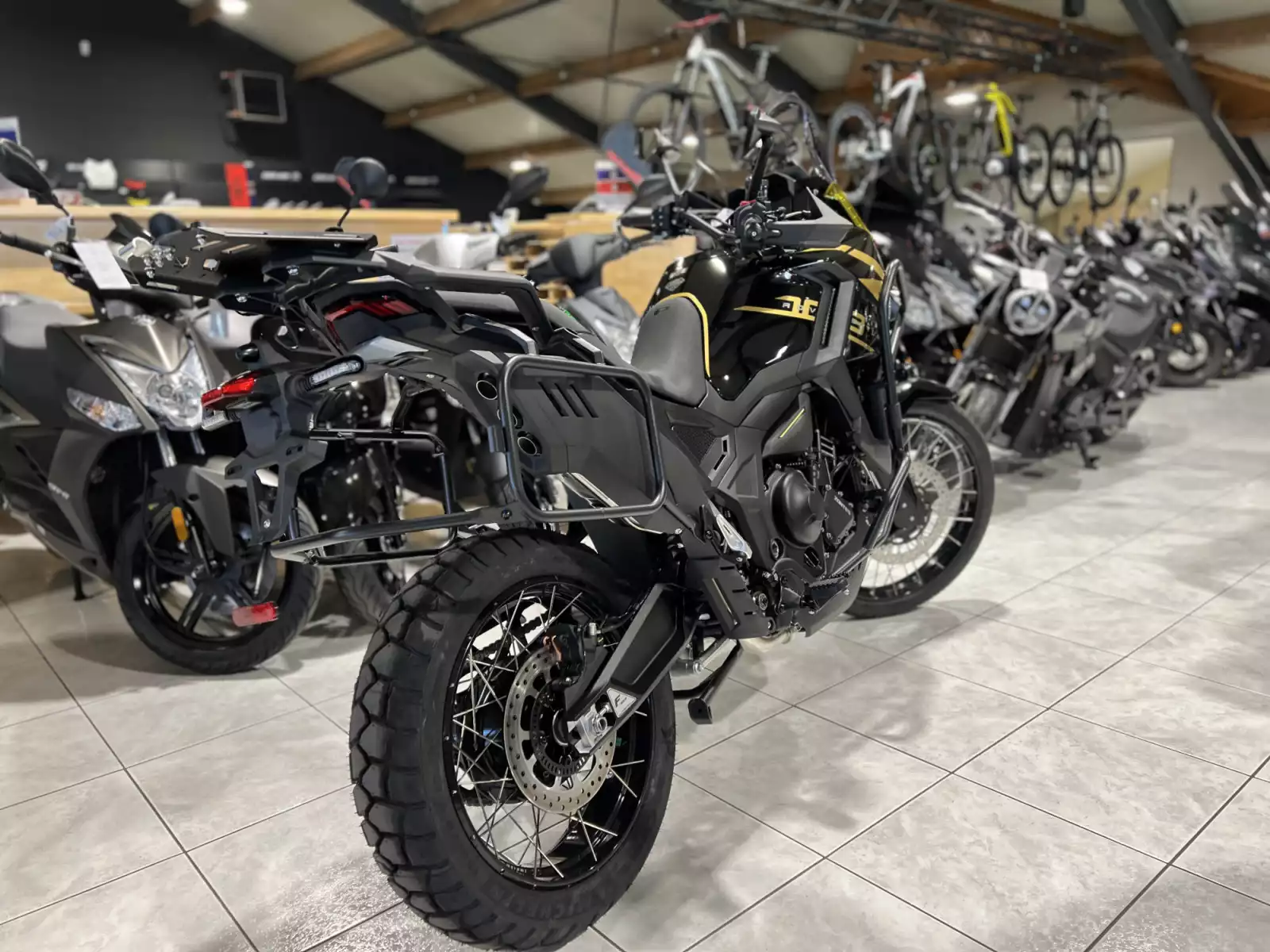 Zontes 703 F BLACK/GOLD 21 + Pack valises offert - Photo 1