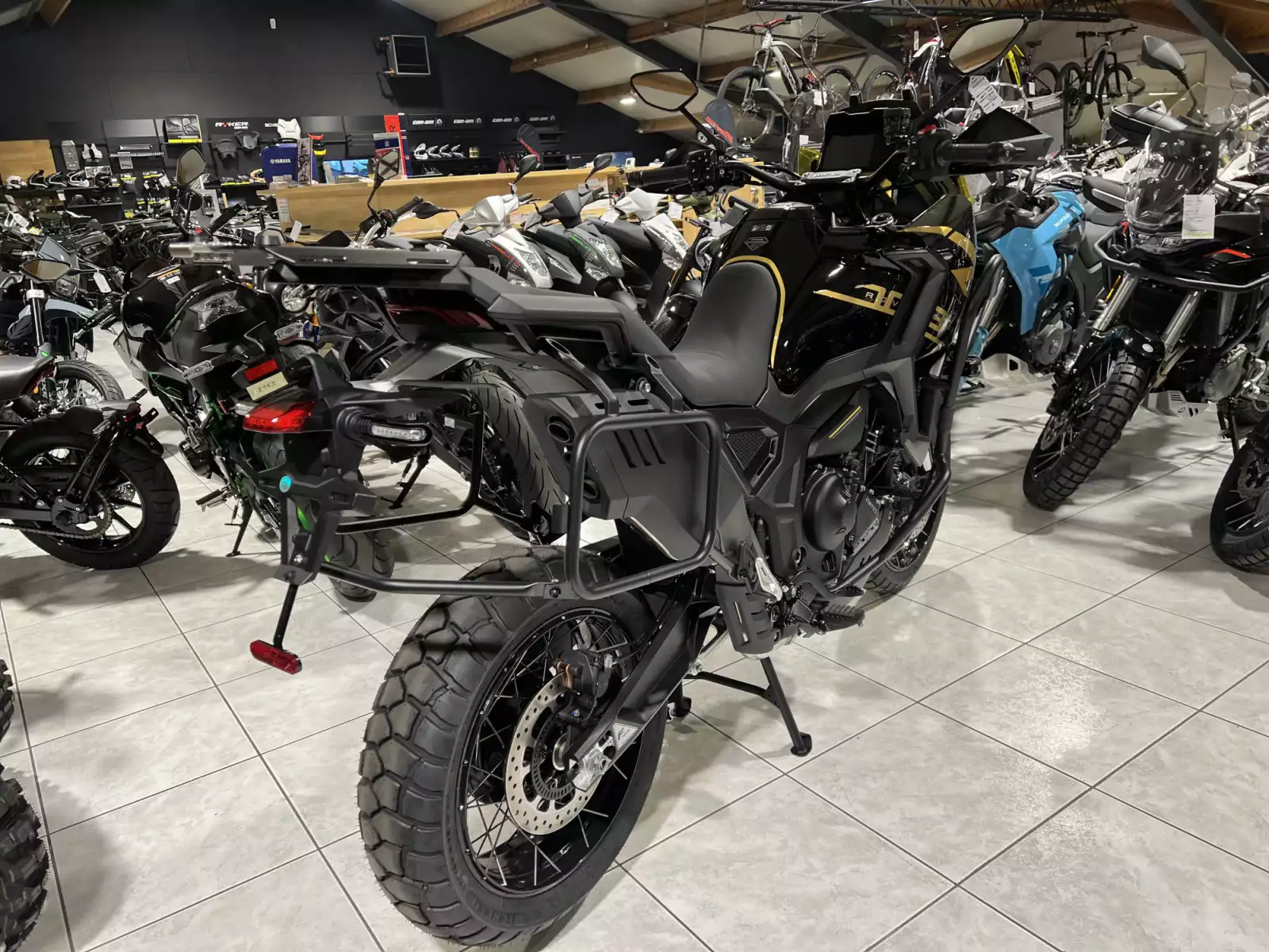 Zontes 703 F BLACK/GOLD 19 + Pack valises offert - Photo 1