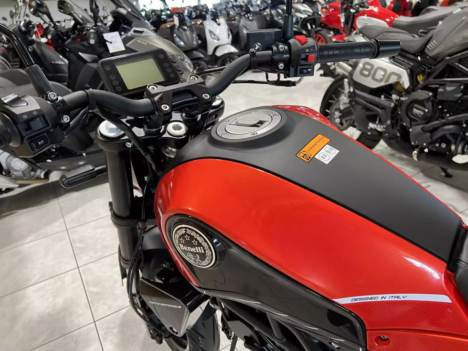 Benelli Leoncino 125 - Photo 1