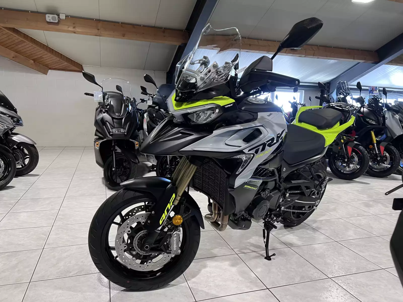 Benelli TRK 902 STRADALE - Photo 1