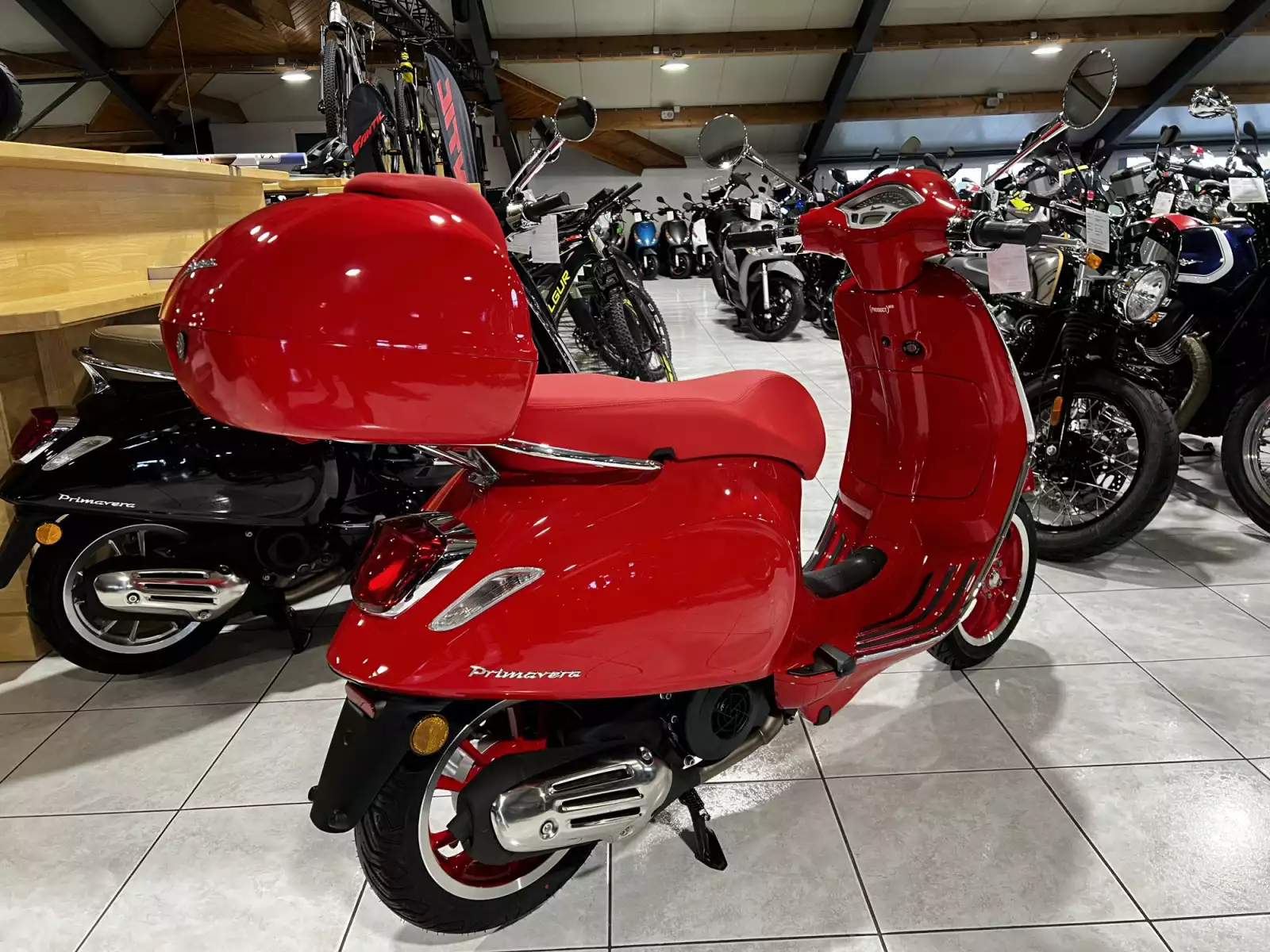 Vespa Primavera 125 RED sans top case - Photo 1