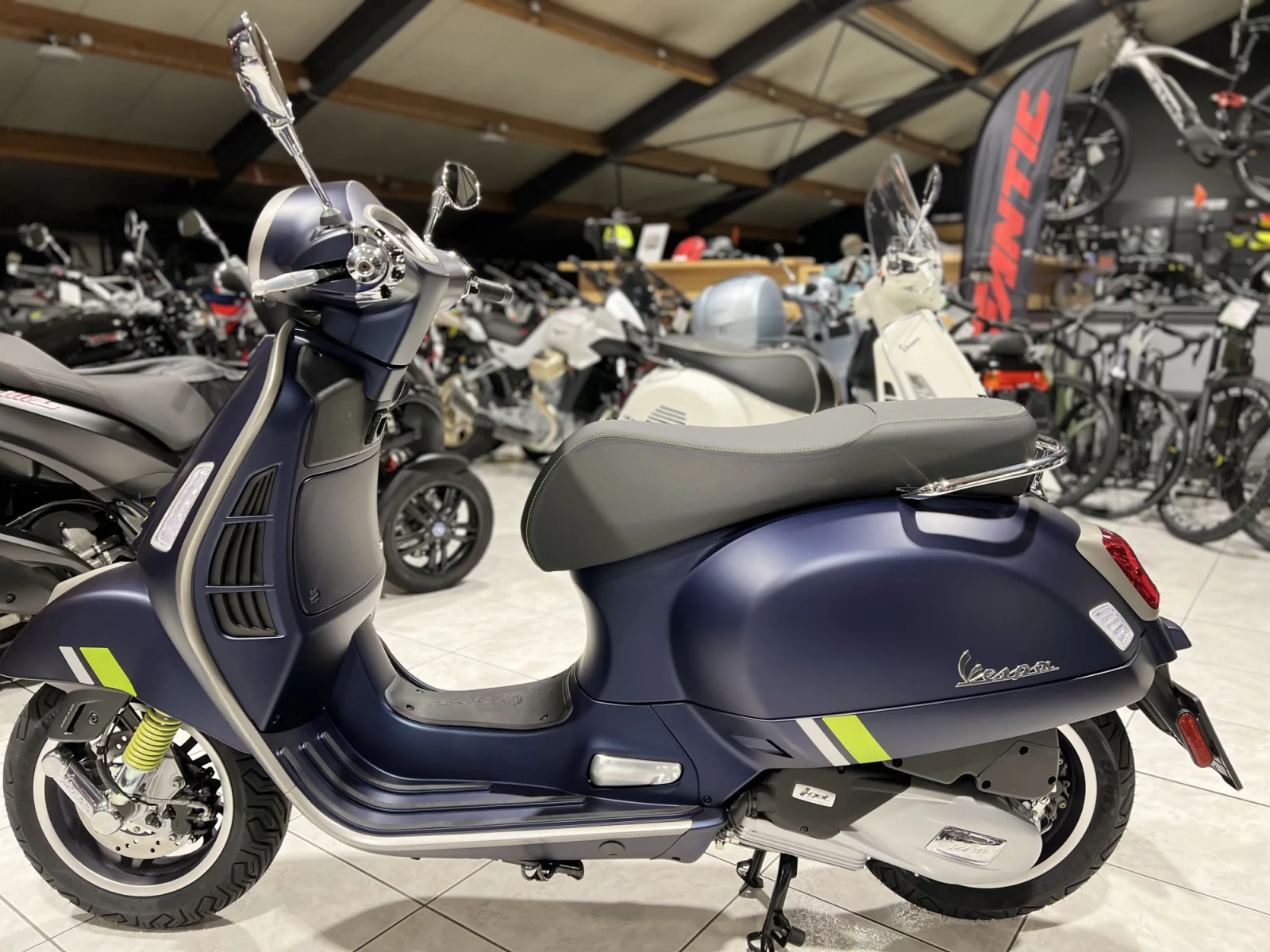 Vespa GTS Super Tech 300 125 Bleu Matt - Photo 1