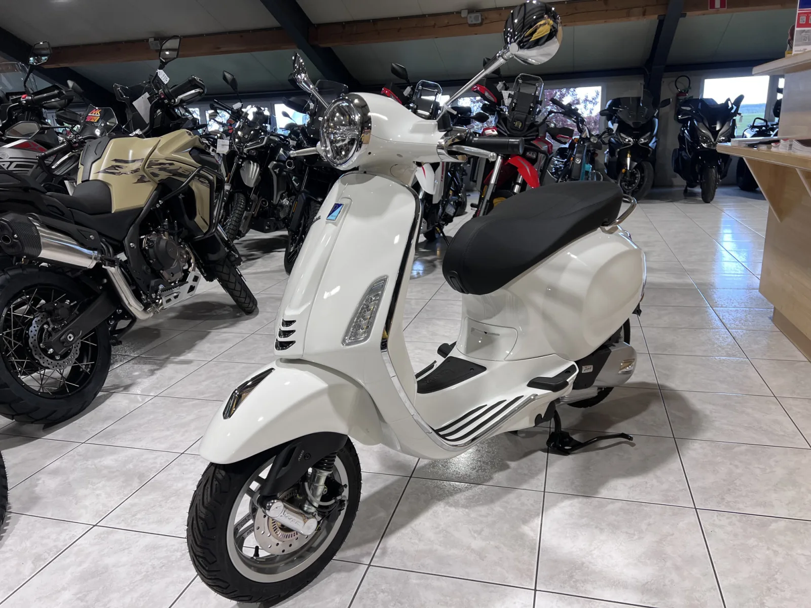 Vespa Primavera 125 BLANC - Photo 1