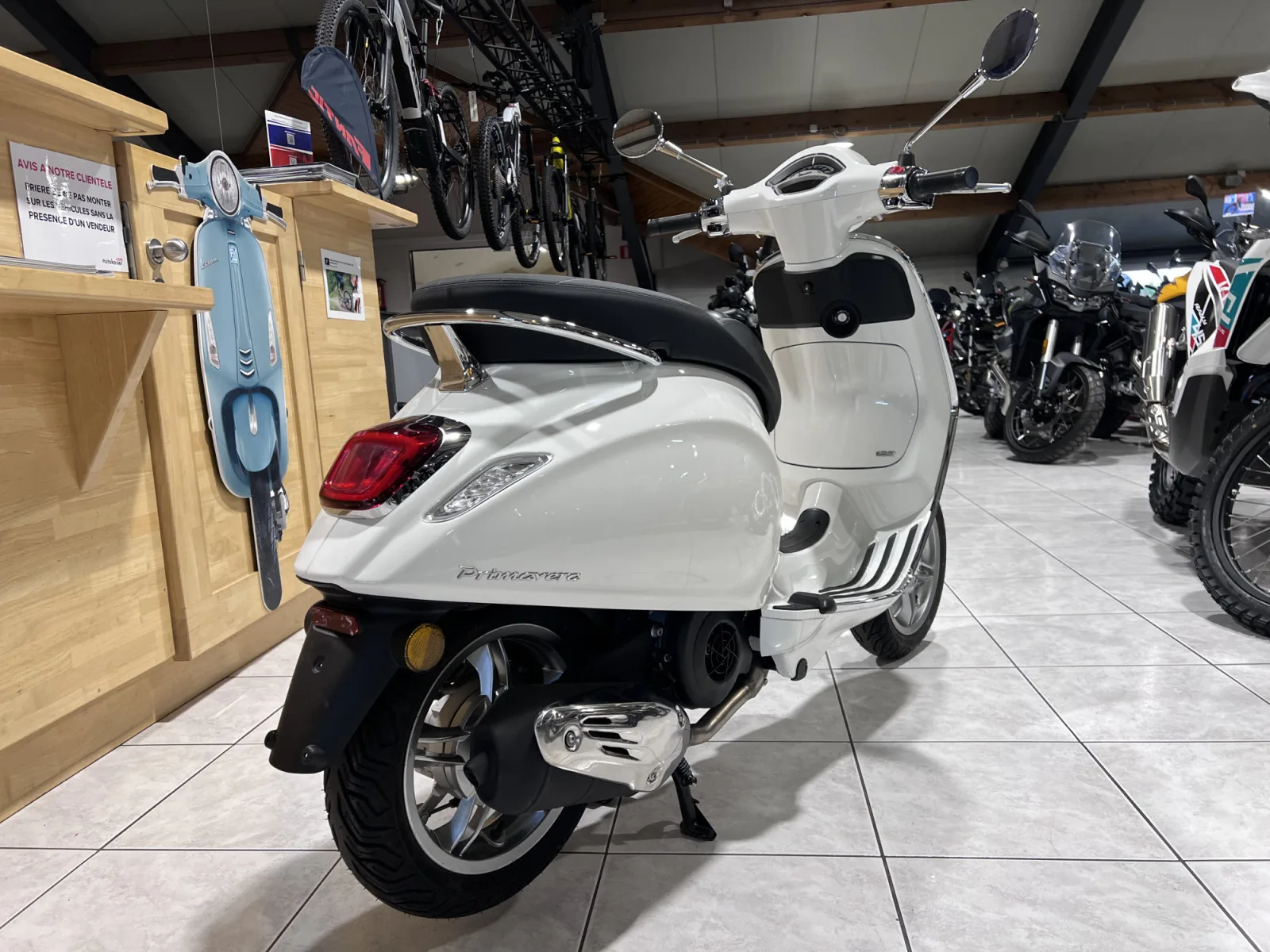 Vespa Primavera 125 BLANC - Photo 1