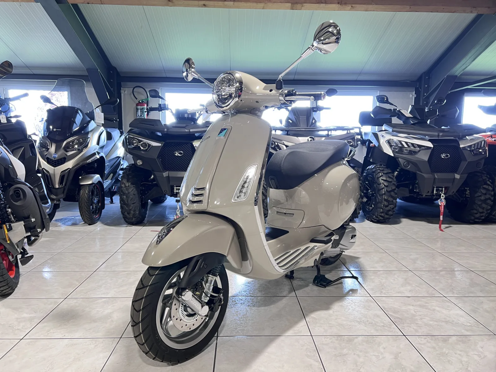 Vespa Primavera 125 - Photo 1