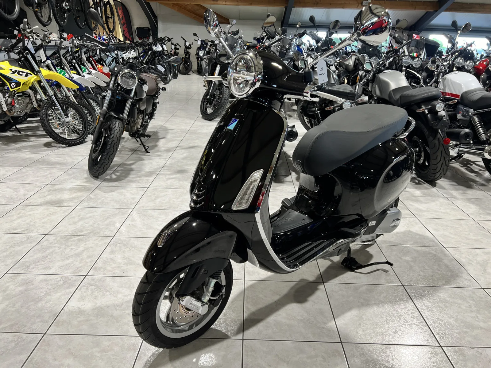 Vespa Primavera 125 - Photo 1