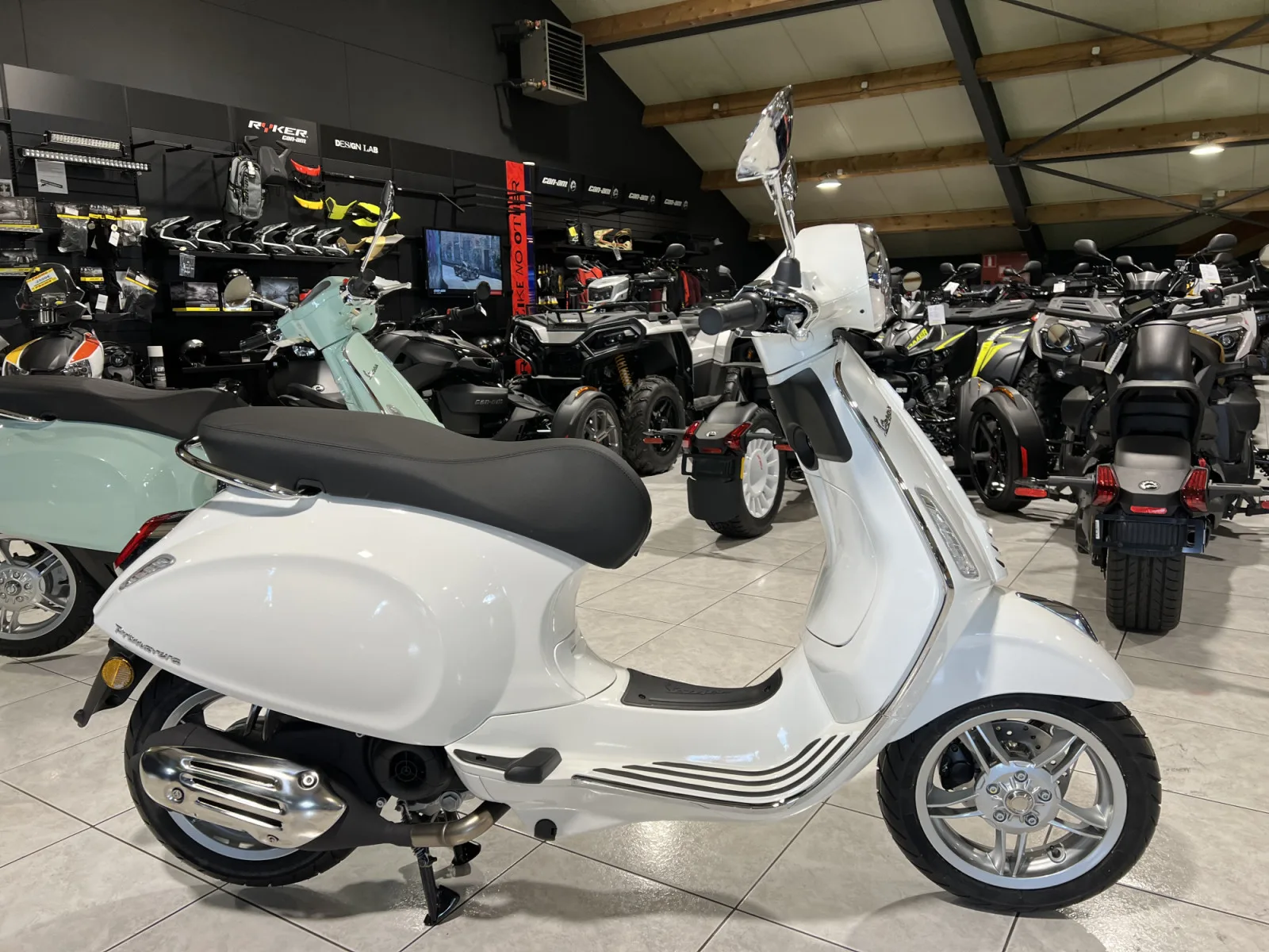 Vespa Primavera 50 - Photo 1