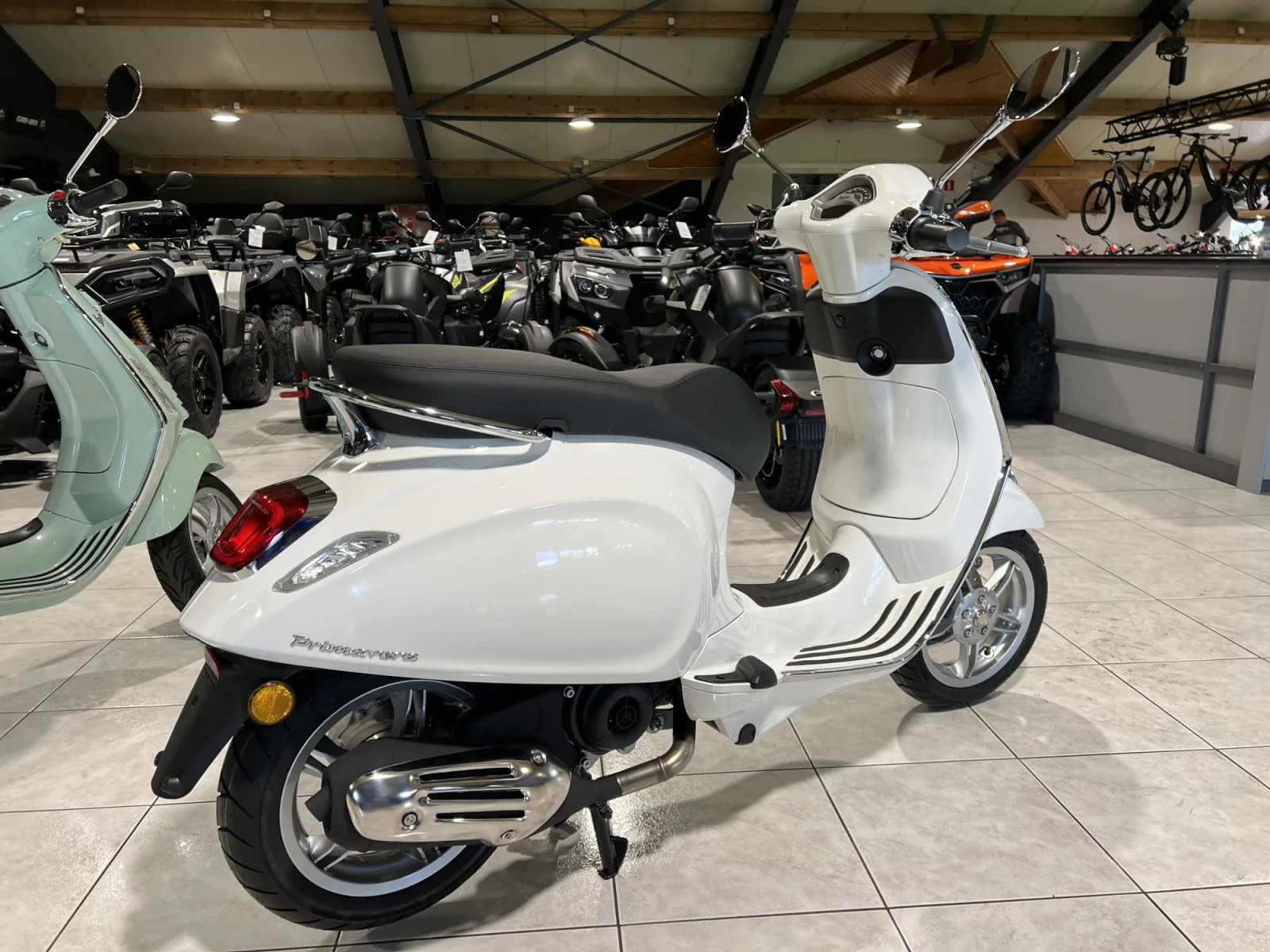 Vespa Primavera 50 - Photo 1