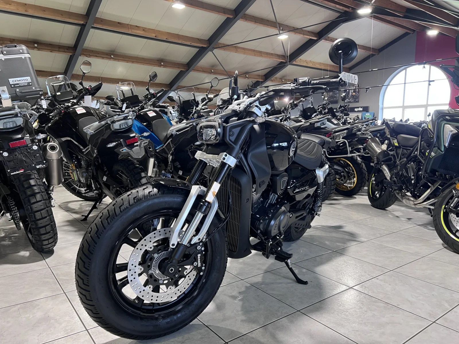 Benelli Leoncino BOBBER V-TWIN 400 - Photo 1