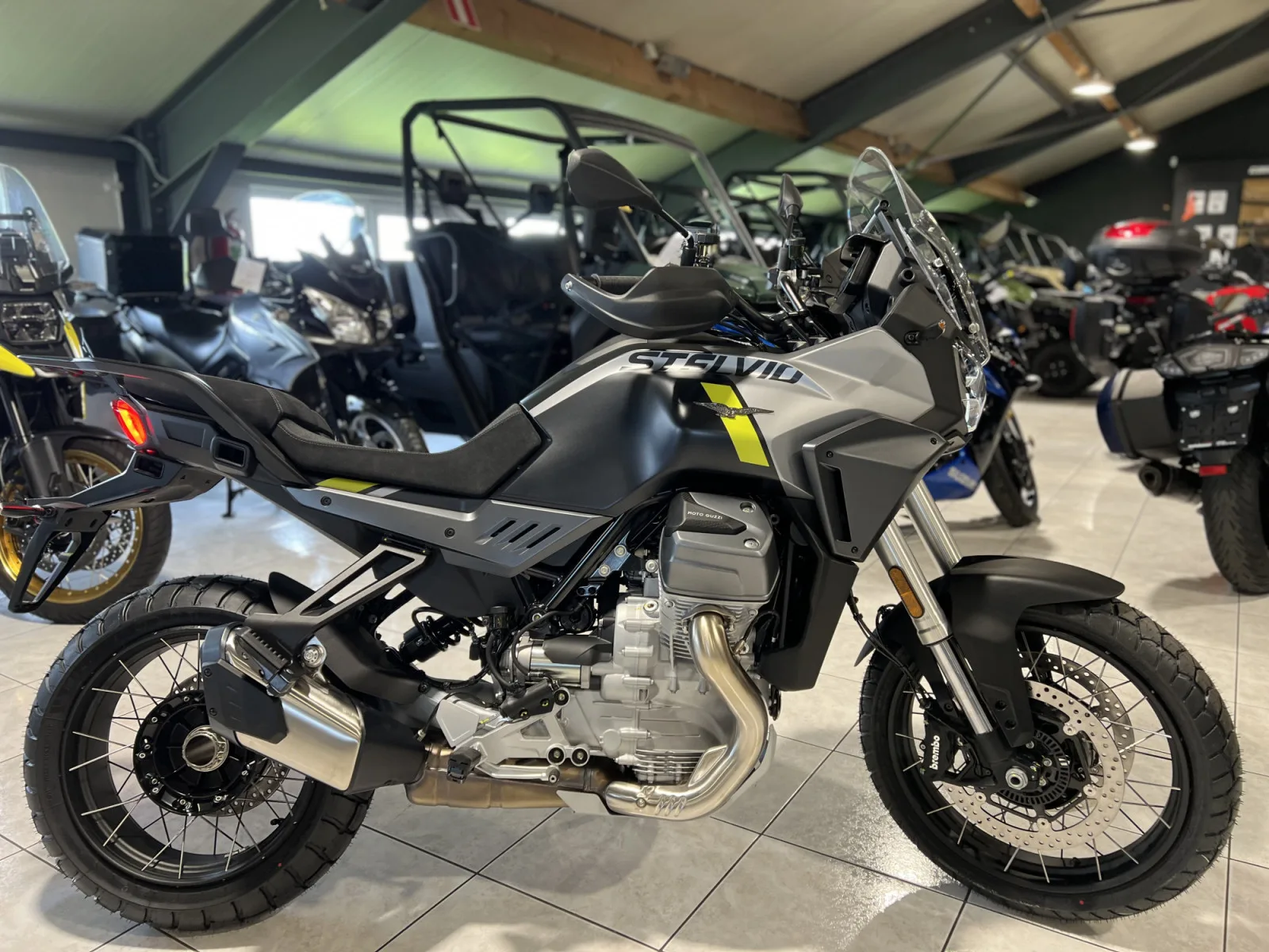Moto Guzzi Stelvio 1000 - Photo 1