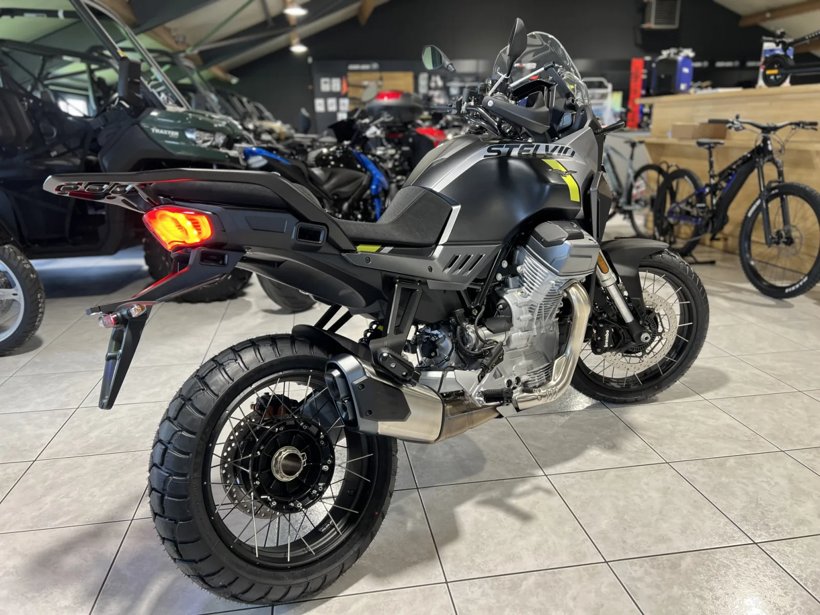 Moto Guzzi Stelvio 1000 - Photo 1