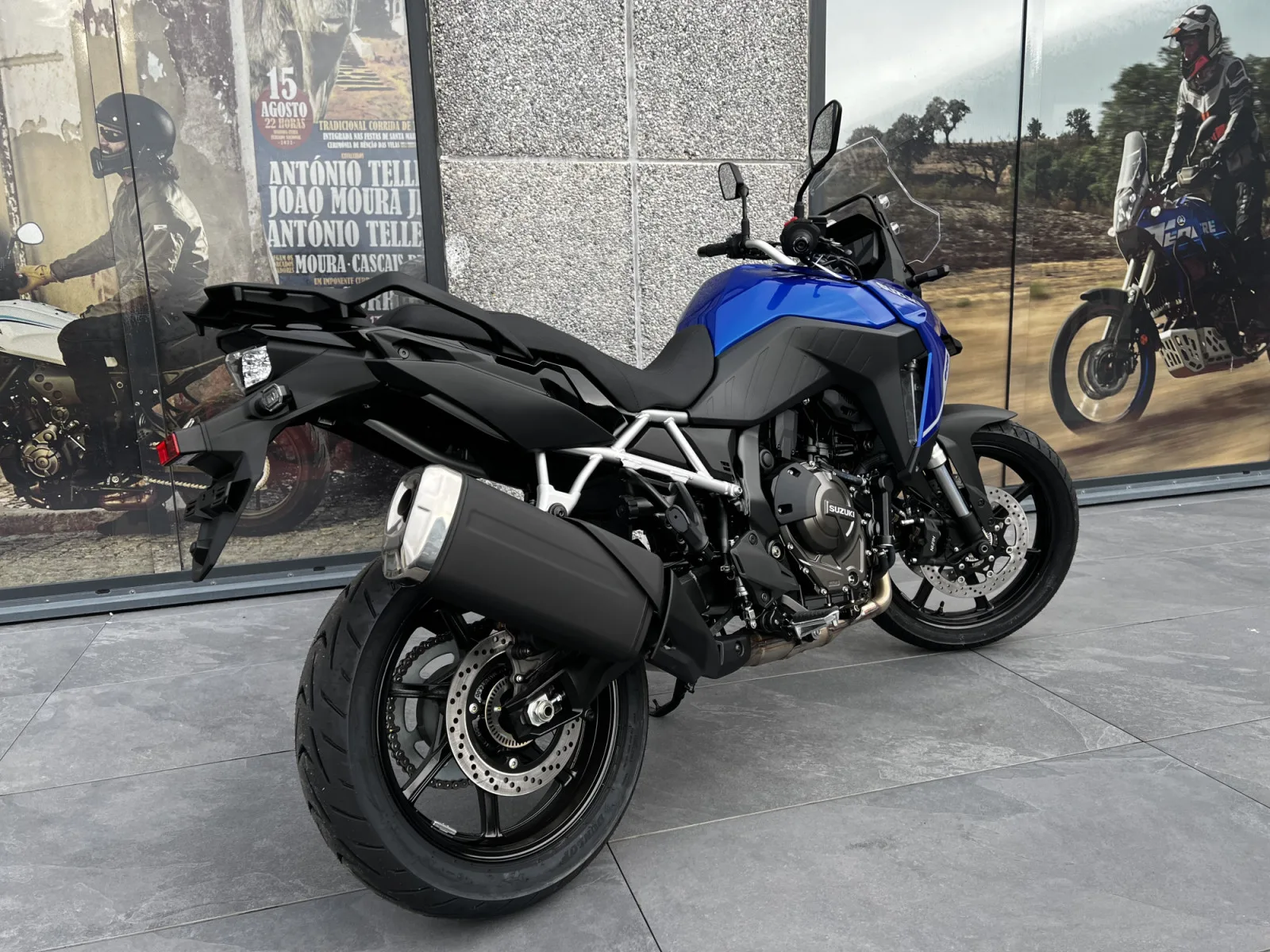Suzuki V-Strom 800 - Photo 1
