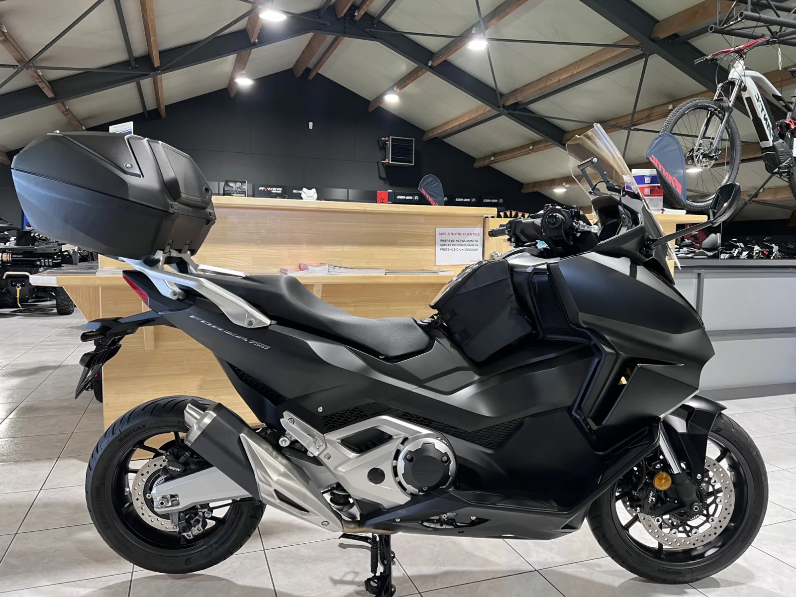Honda Forza 750 - Photo 1
