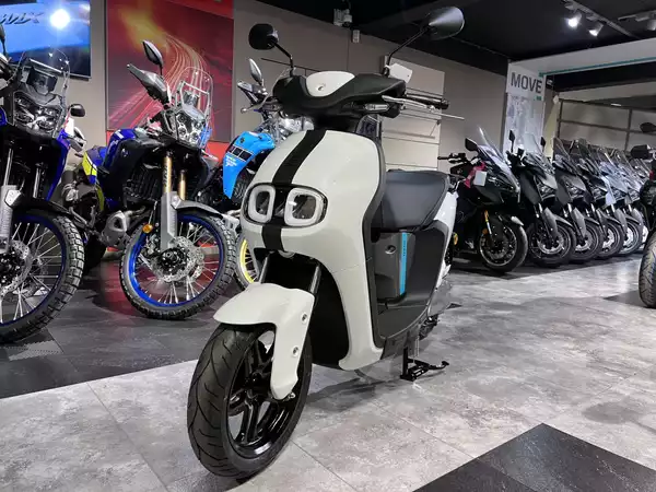 Yamaha NEOs 50 (Inclue 2 batteries ) - Photo 2