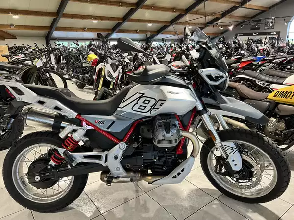 Moto Guzzi V 85 TT - Photo 1