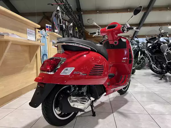 Vespa GTS Super Sport 125 - Photo 2