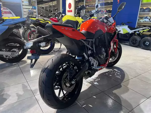 Suzuki GSX 8R - Photo 2