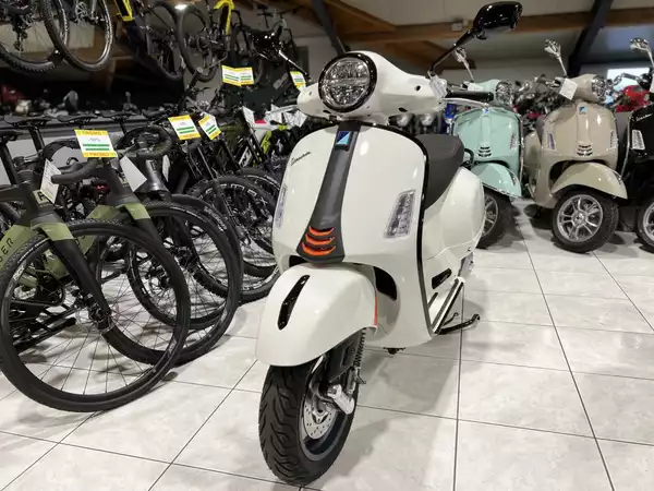 Vespa GTS Super Sport 125 Blanc - Photo 2
