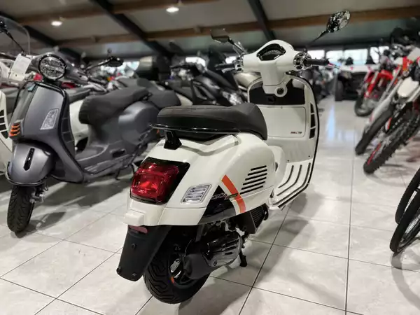 Vespa GTS Super Sport 125 Blanc - Photo 2