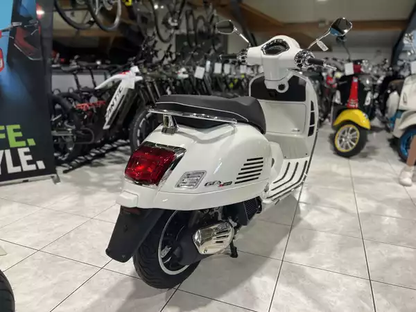 Vespa GTS Super Sport 125 - Photo 2