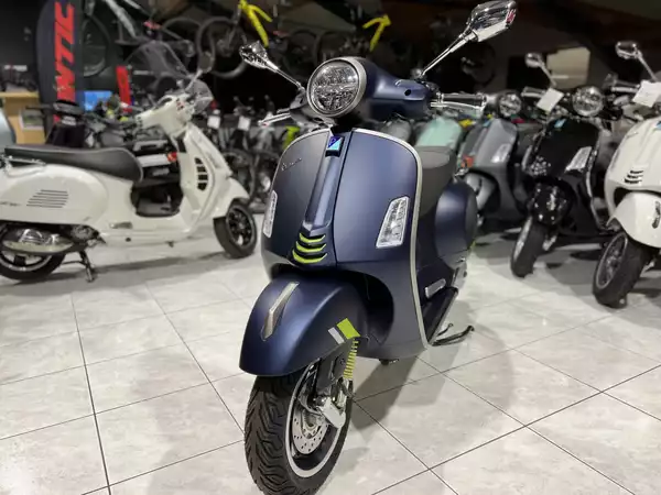 Vespa GTS Super Tech 300 125 Bleu Matt - Photo 2