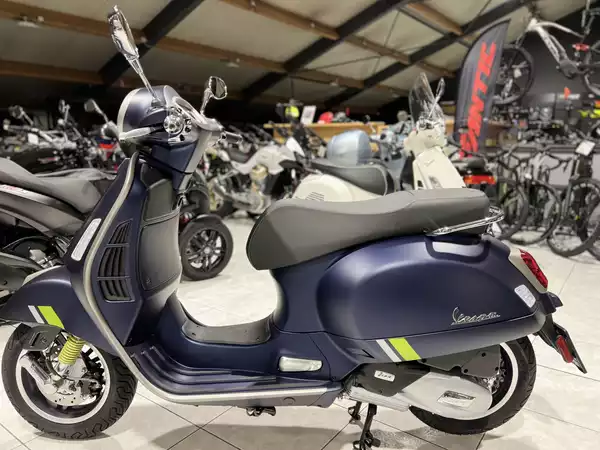 Vespa GTS Super Tech 300 125 Bleu Matt - Photo 2